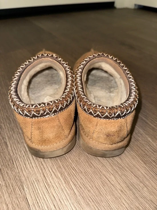 UGG Women’s Chestnut Suede Slip-On Moccasin Slippers - Picture 3 of 5